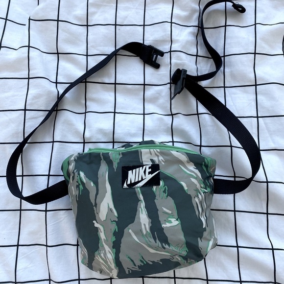 Nike Other - NWOT Nike camo Packable windbreaker